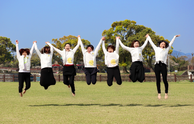 ジャンプしている女性たち